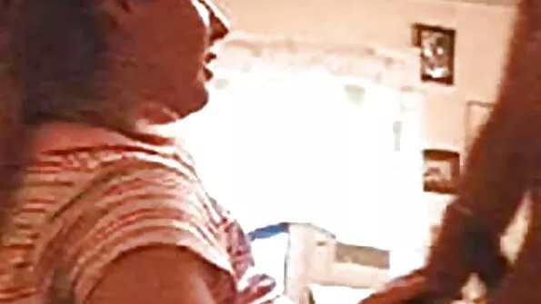 Trys juodaodžiai moterys buvo stipriai spaudžiamos burnoje ir pūlingoje balto penio.