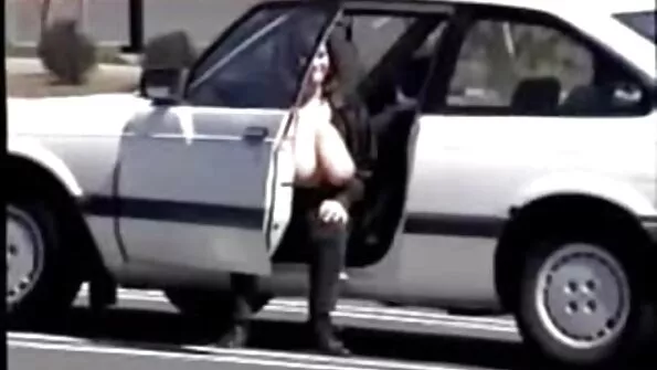 Brunetė apsivilko nuo malonaus kūnui chalato ir perėjo prie nuskustos pūlingos glostymo.