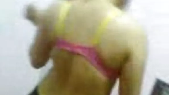 Jauniklis užspringa penis, bet toliau čiulpia.