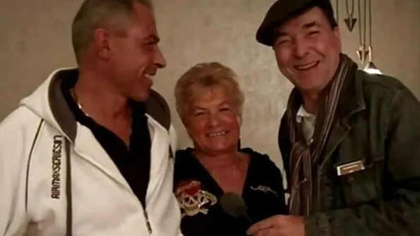 Išmokau blaškytis su savo shmonka ir dabar smagu dulkinti savo pūlingą internetinėje kameroje.