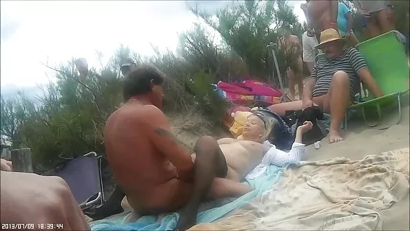 Du juodi gaidžiai pateko į žavingos blondinės užpakalį.