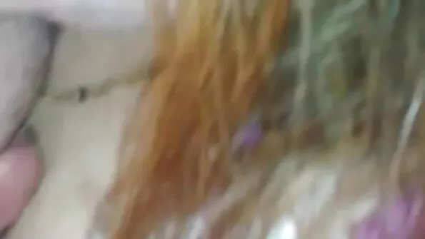 Vaikinas su savo įkyriu peniu atitraukia merginą nuo neatidėliotinų reikalų tiesiog virtuvėje.