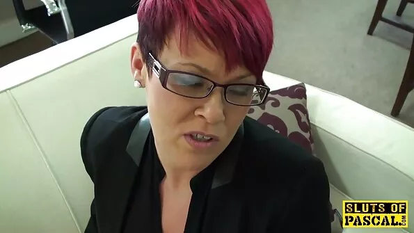Pizdoliz tik liežuvio galiuku privertė savo merginą numalšinti.