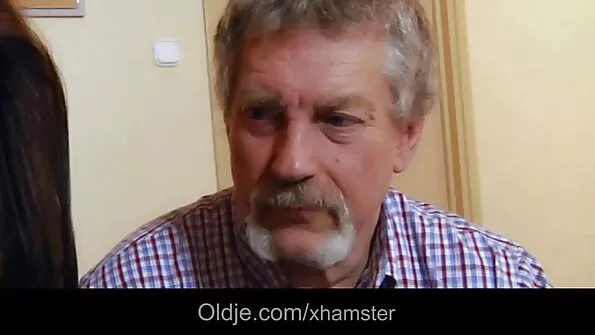Jei studentė nėra ypač patyrusi sekso srityje, Vudmenas iškart dulkina jai į užpakalį.