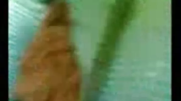 Titted viščiukas apsirengęs kaip impėdis ir tikrai nori pasimylėti.