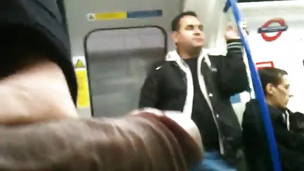 Sūnaus draugas taip įkrito į mamos papus, kad iškart pakliuvo ant sofos.