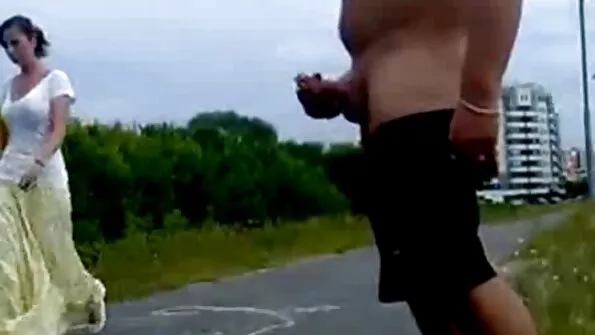 Žmogus su peniu išarė visas dviejų karštų merginų skyles.