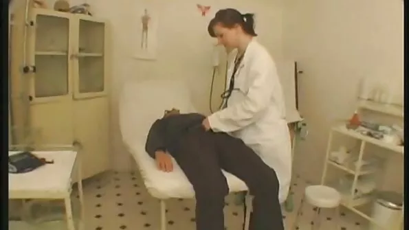 Akiniuota raudonplaukė apskretėlė buvo pakliuvusi į užpakalį ir užmušta diržu ant ritinių.