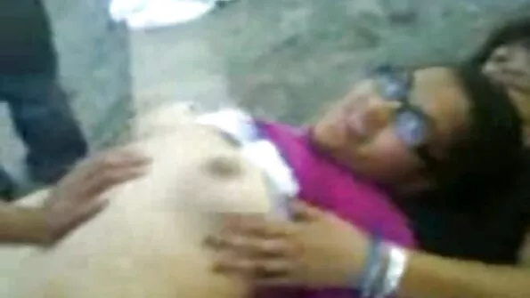 Pirmajai naminei pornografijai jauniklis su mažu asilu labai pasitiki savo vaikino gaidžiu.