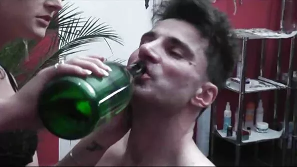Skaniai nuplėšė brunetę juodomis kojinėmis, palikdama karštą spermą ant veido kaip prisiminimą.