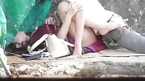Pažaidusi su savo užpakaliu ir analiniu seksu, jauniklė tiesiog įpareigota palaižyti vaikino užpakalį.