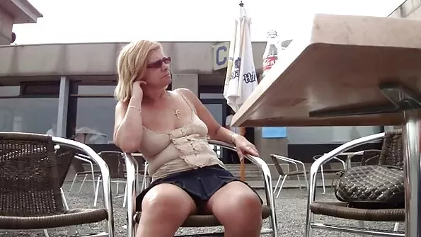 Woodman pažadina dvi rusų slampinėtas čiulpia ir stipriai trenkia užpakalius.