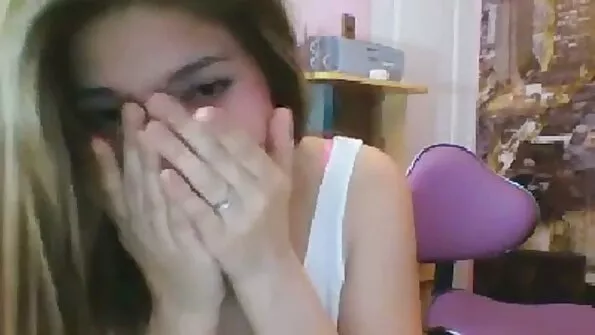 Liekna apskretėlė trina klitorį ir išskleidžia pūlingą (labai stambiu planu!).