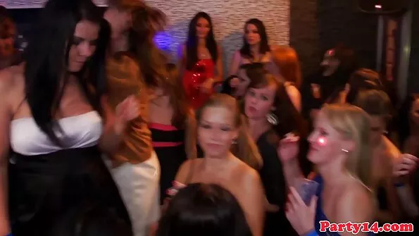 Už erotinį šou su juodais nėriniuotais apatiniais, brunetė gaus kokybišką šūdą.