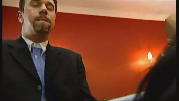 Garbanotas išsigimęs jauniklis atsisėdo ant poros penių su visomis skylėmis kavinėje.